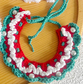 Luxury Christmas Crochet Pet Collar – Plush Trim Holiday Design for Cats & Small Dogs