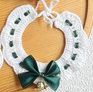 Christmas Crochet Pet Collar with Bow & Bell – Elegant Holiday Design for Cats & Small Dogs